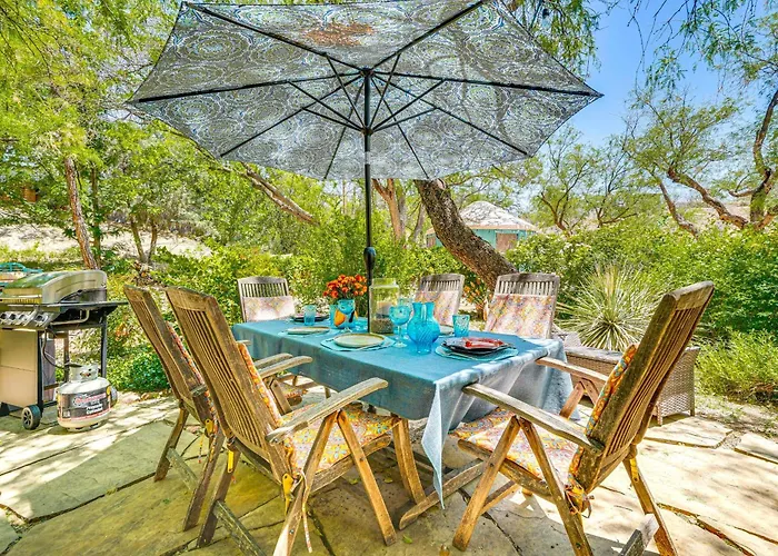 Casa Paloma 1 - Artsy Studio With Hot Tub Access!